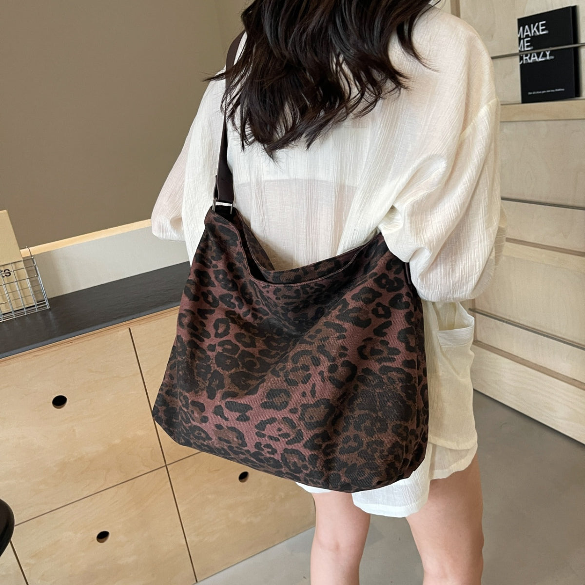 Bolso de mano con correa ajustable y estampado de leopardo