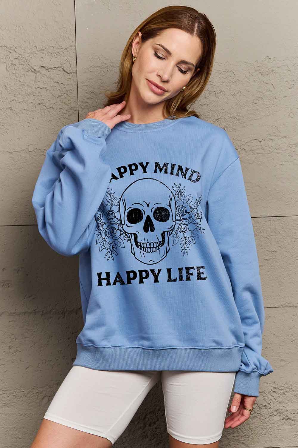 Sudadera con gráfico de calavera Simply Love de tamaño completo HAPPY MIND HAPPY LIFE