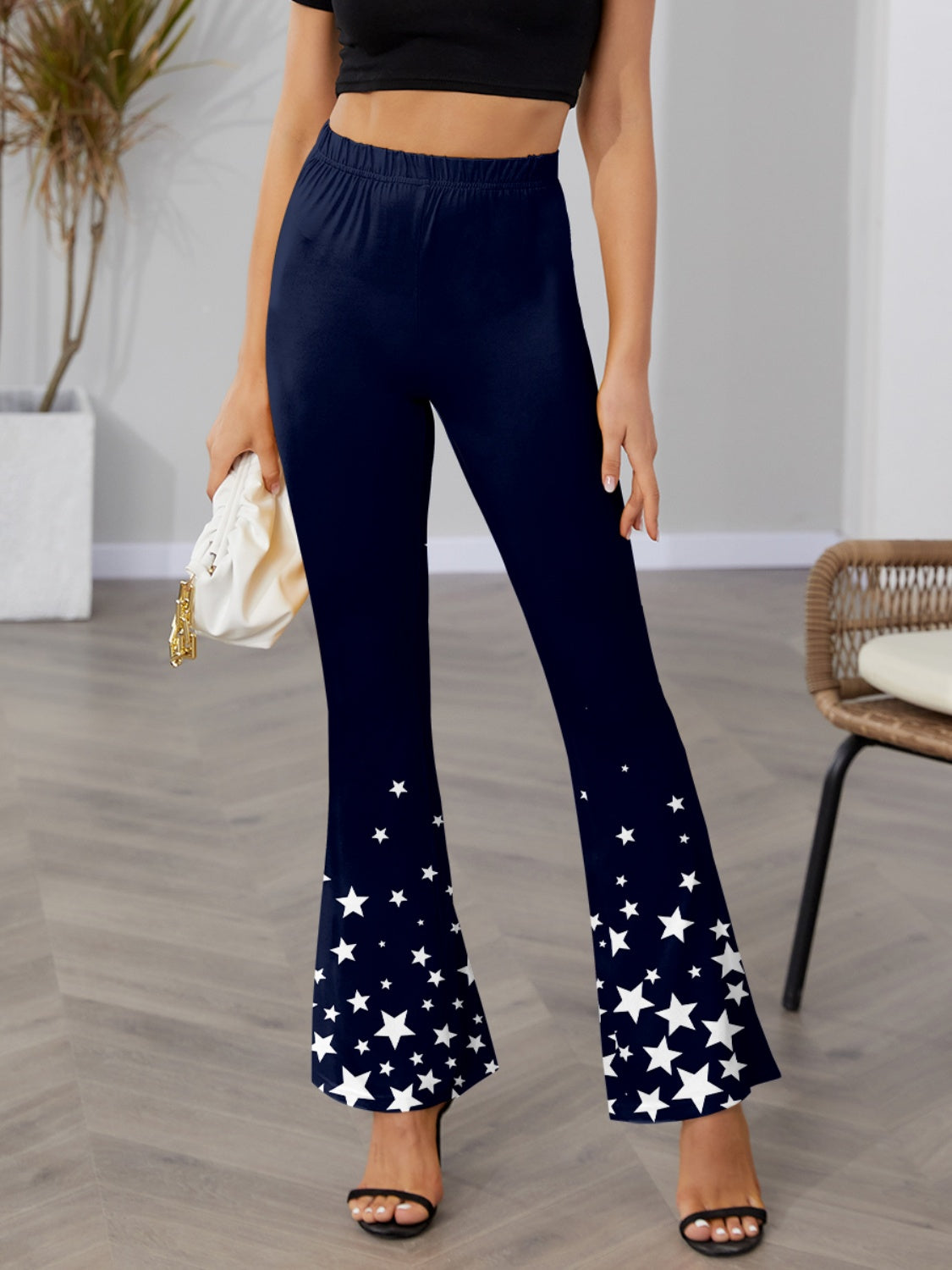 Pantalones de corte acampanado con cintura elástica y estrellas