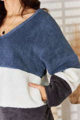 Suéter con cuello en V y bloques de color de piel sintética de Culture Code