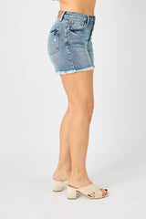 Pantalones cortos de mezclilla con dobladillo sin rematar y bragueta con botones de tamaño completo en azul Judy