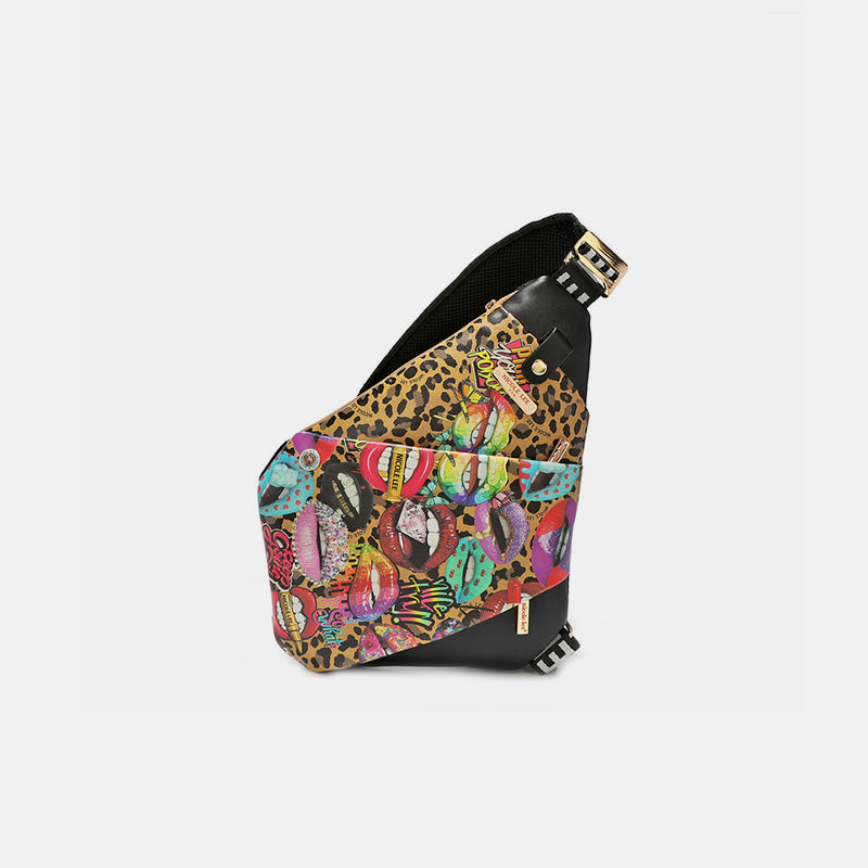 Bolso bandolera con estampado de leopardo y labios de piel vegana de Nicole Lee USA