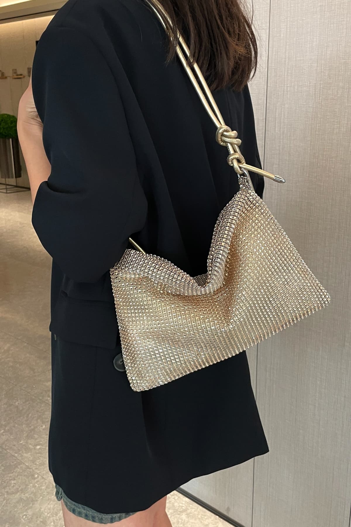 Bolso bandolera con correa anudada y diamantes de imitación