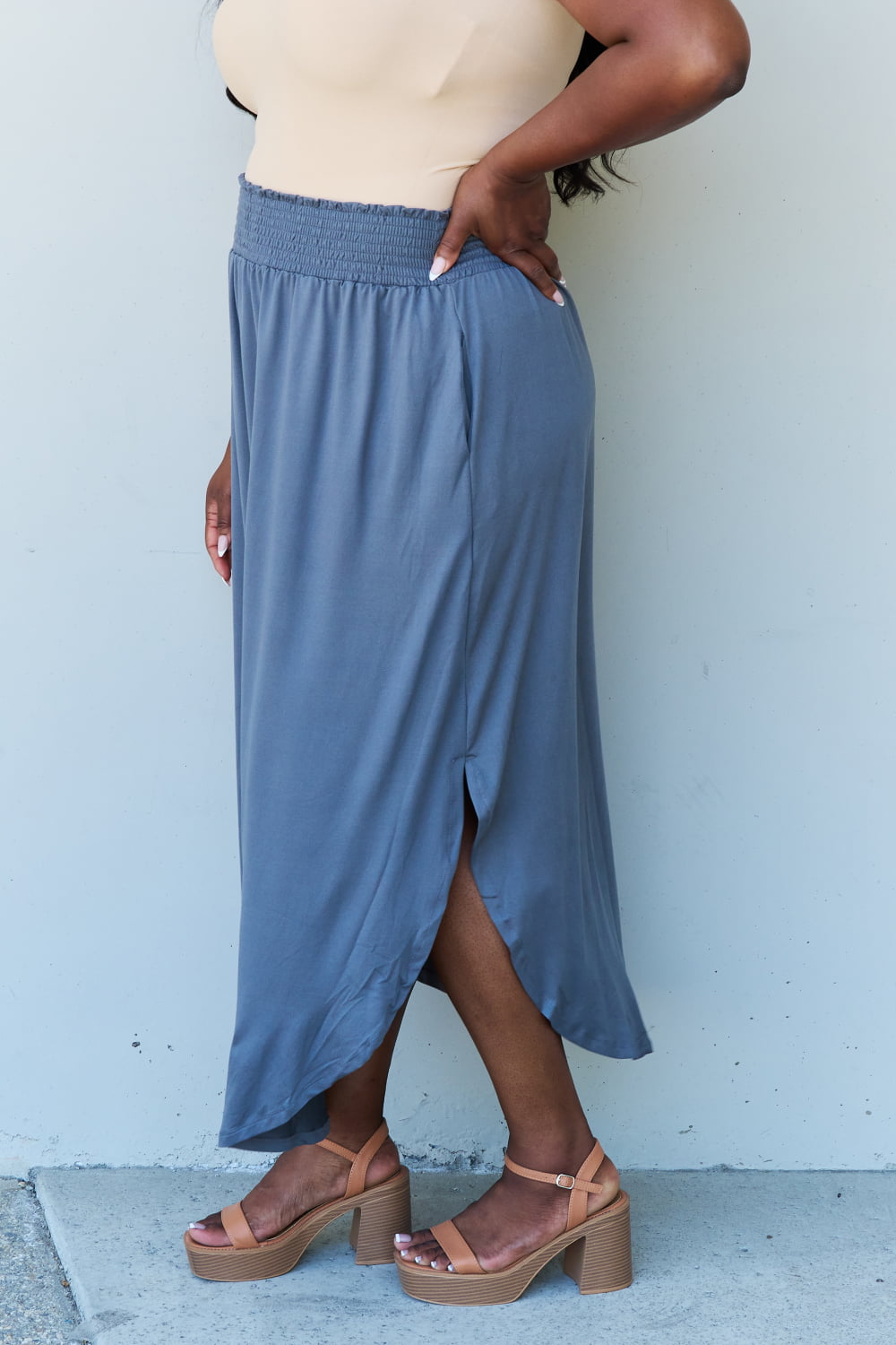 Falda larga Doublju Comfort Princess de tamaño completo, cintura alta, dobladillo redondo, en azul polvoriento