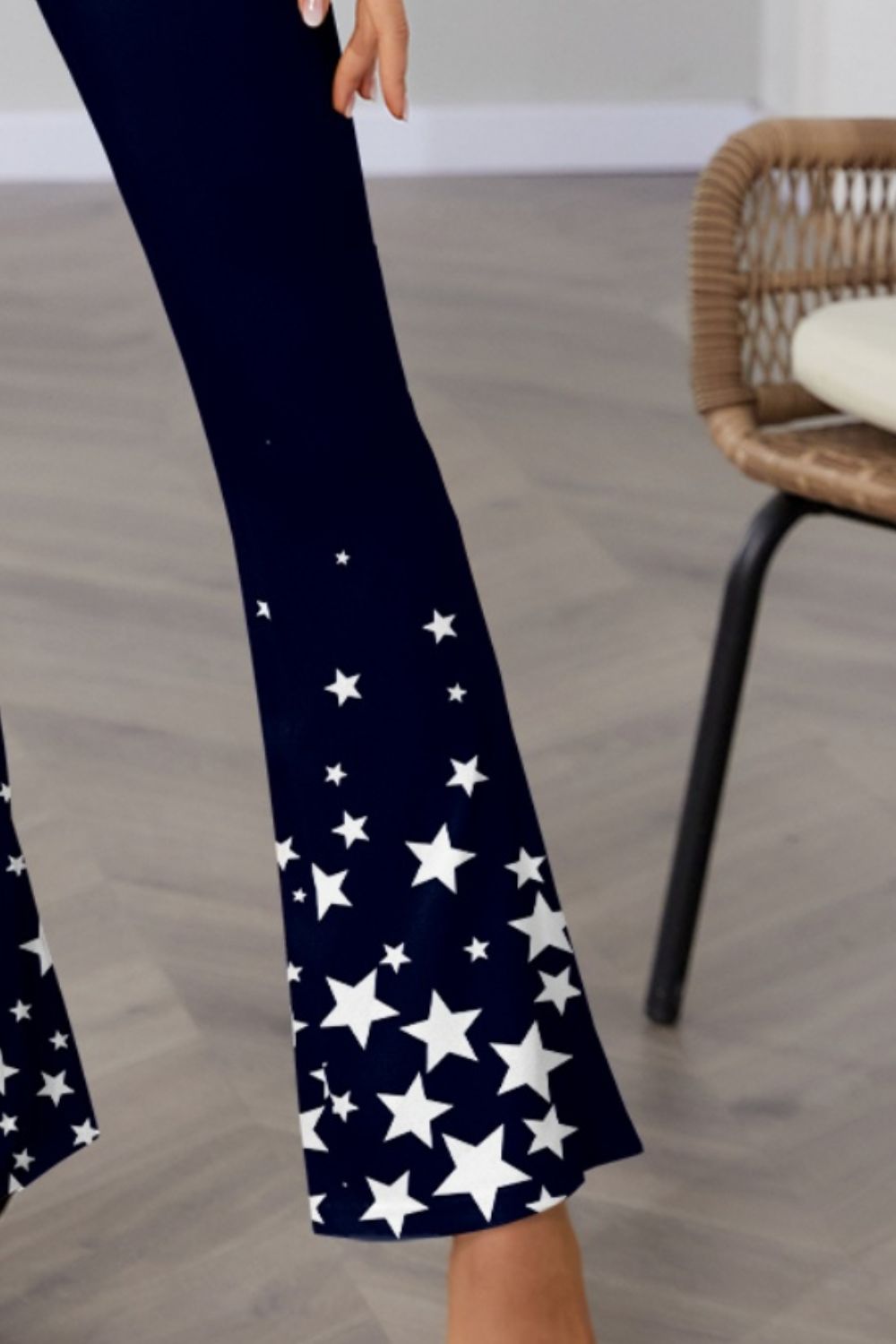 Pantalones de corte acampanado con cintura elástica y estrellas