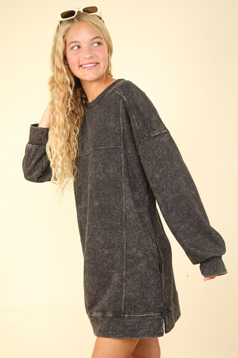 Vestido mini estilo sudadera oversize con lavado mineral de VERY J