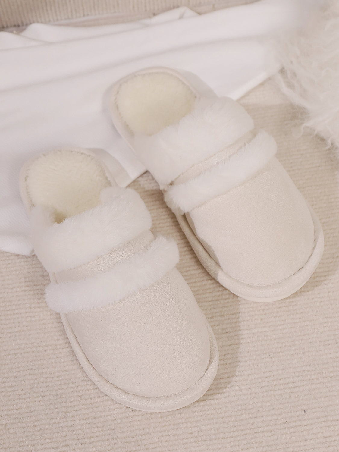 Contrast Faux Fur Round Toe Slippers