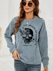 Sudadera con hombros caídos y estampado de calavera