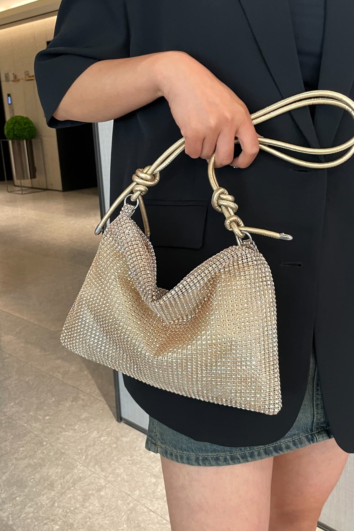 Bolso bandolera con correa anudada y diamantes de imitación