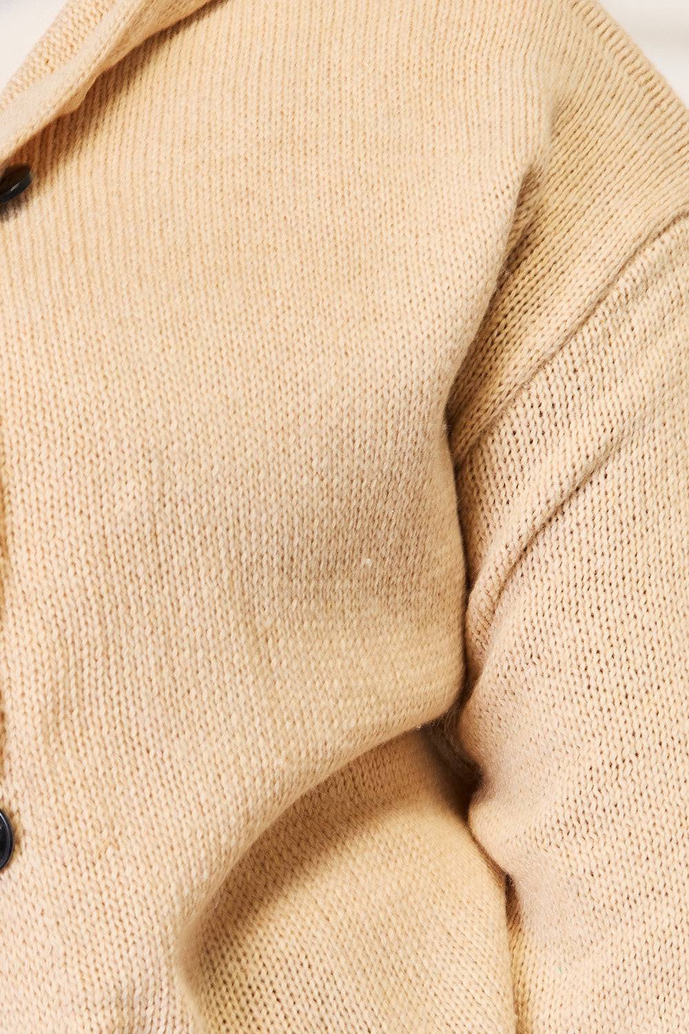 Suéter tejido con capucha y manga larga con botones a la derecha