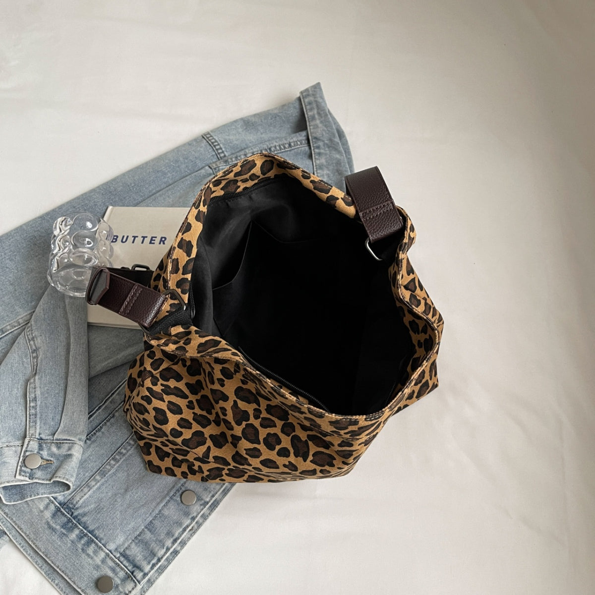 Bolso de mano con correa ajustable y estampado de leopardo