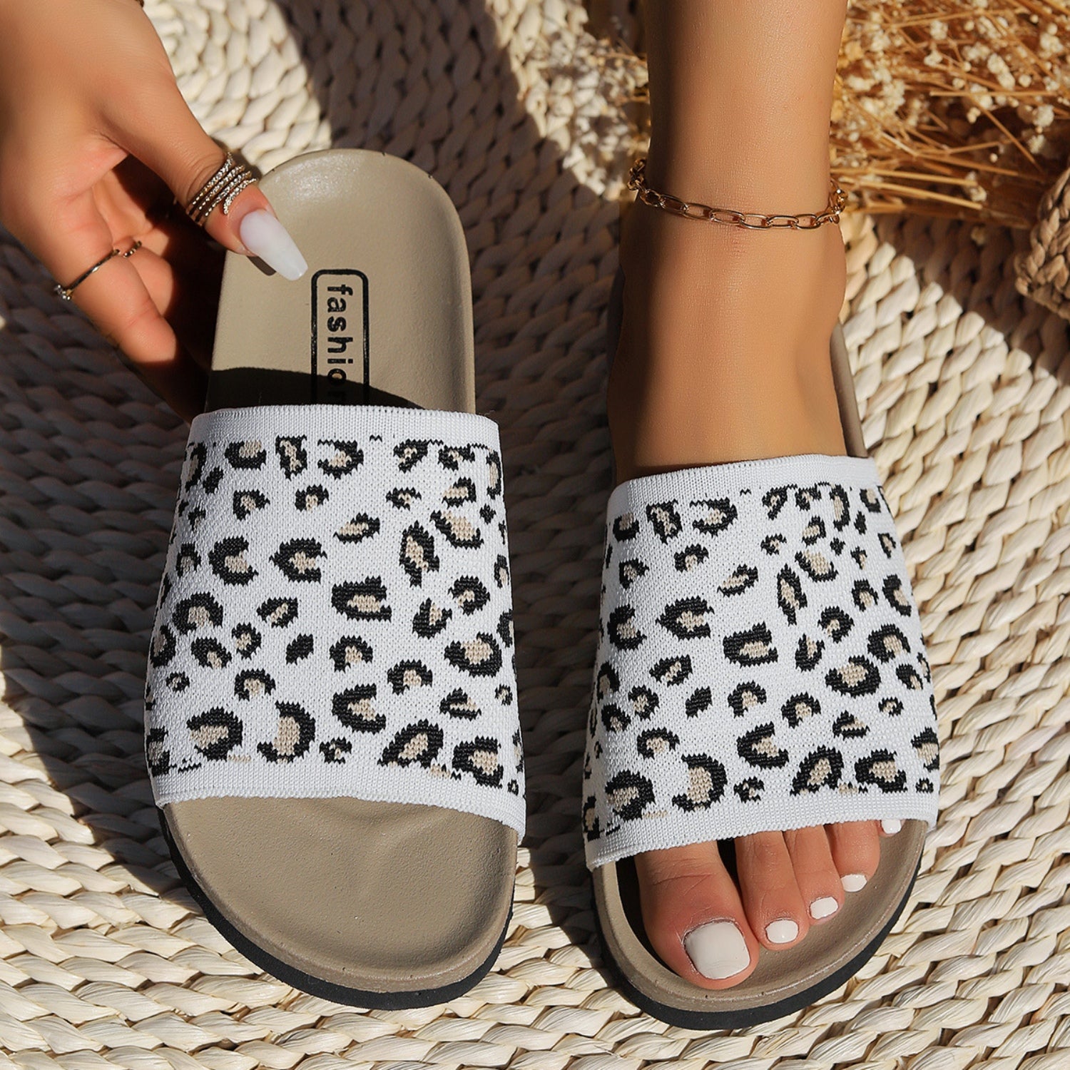 Sandalias de punta abierta con estampado de leopardo