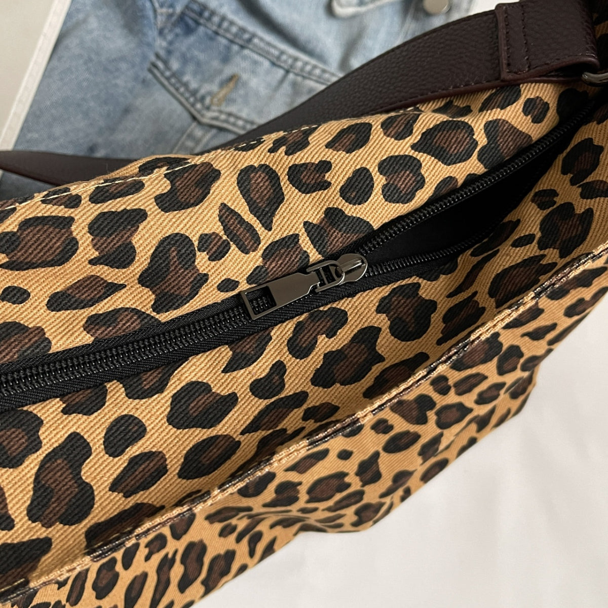 Bolso de mano con correa ajustable y estampado de leopardo