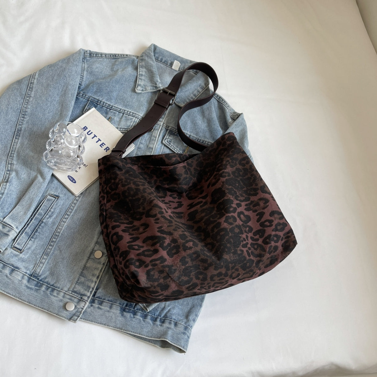 Bolso de mano con correa ajustable y estampado de leopardo