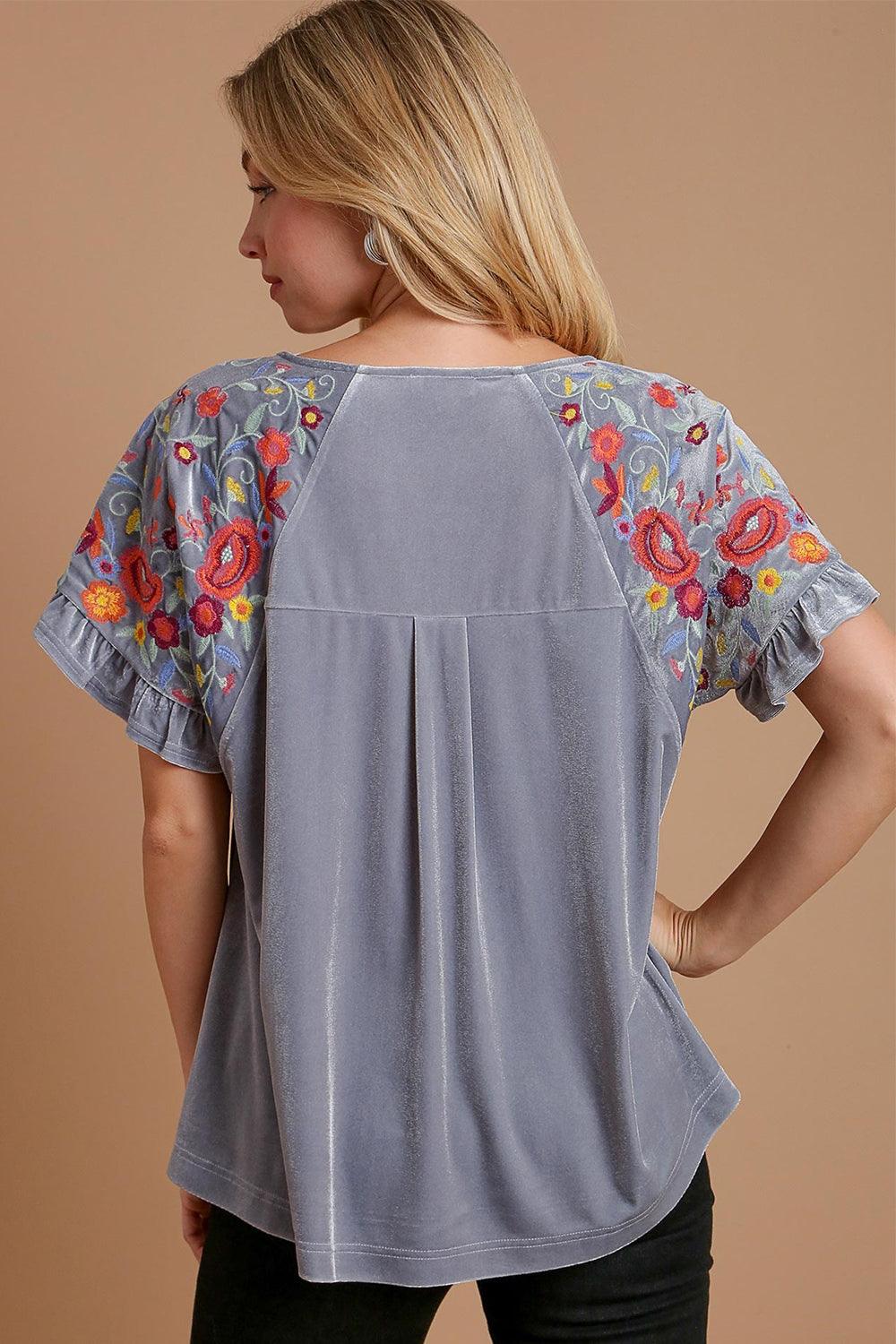 Blusa de manga corta con bordado de terciopelo Umgee