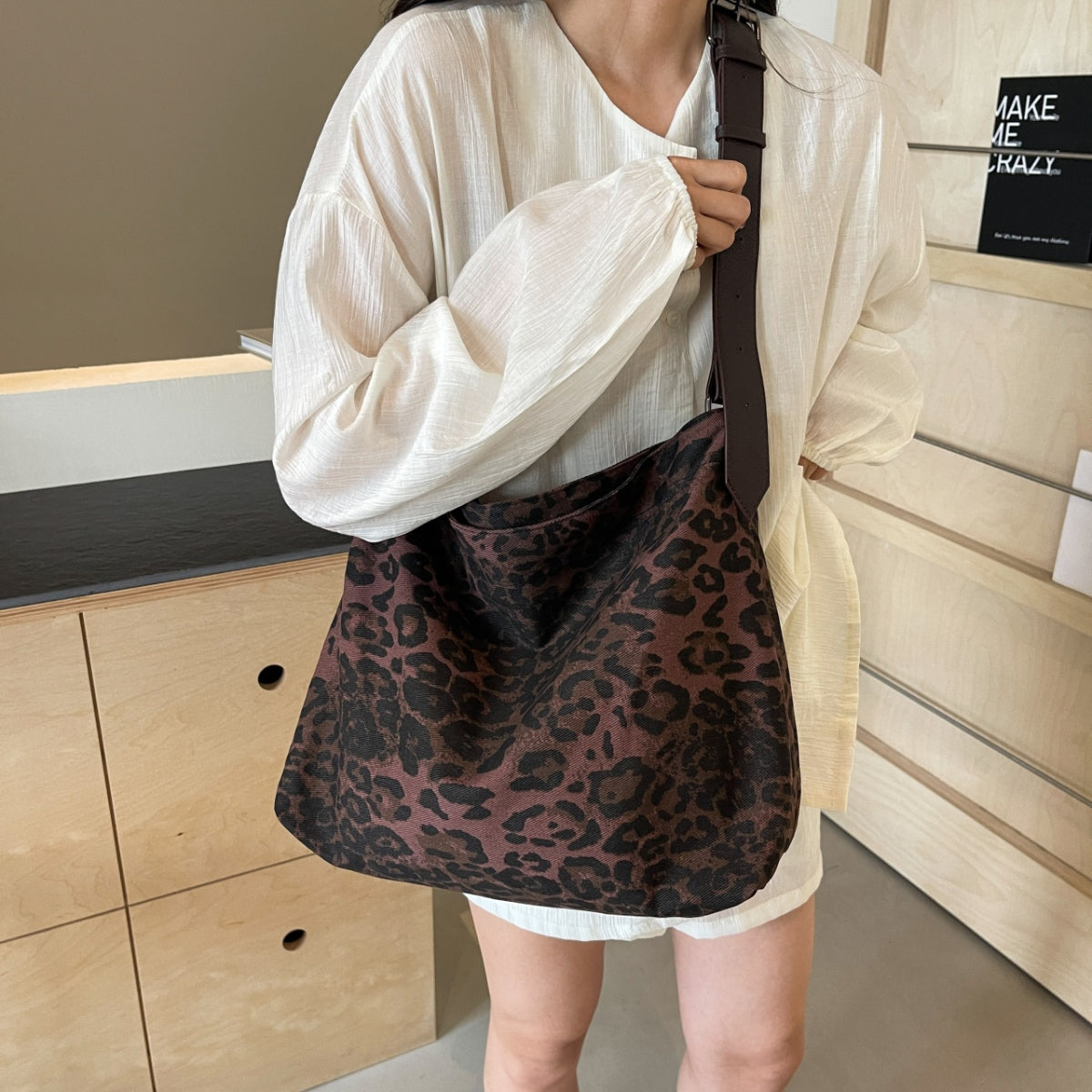 Bolso de mano con correa ajustable y estampado de leopardo