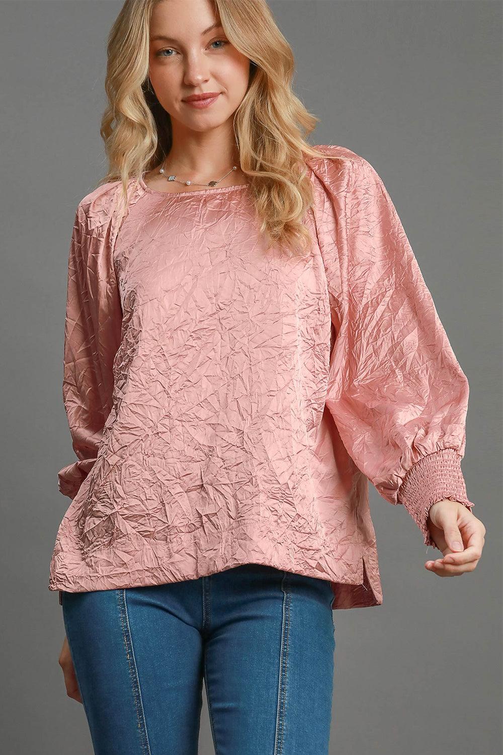 Blusa de cuello redondo arrugada con mangas acampanadas de Umgee