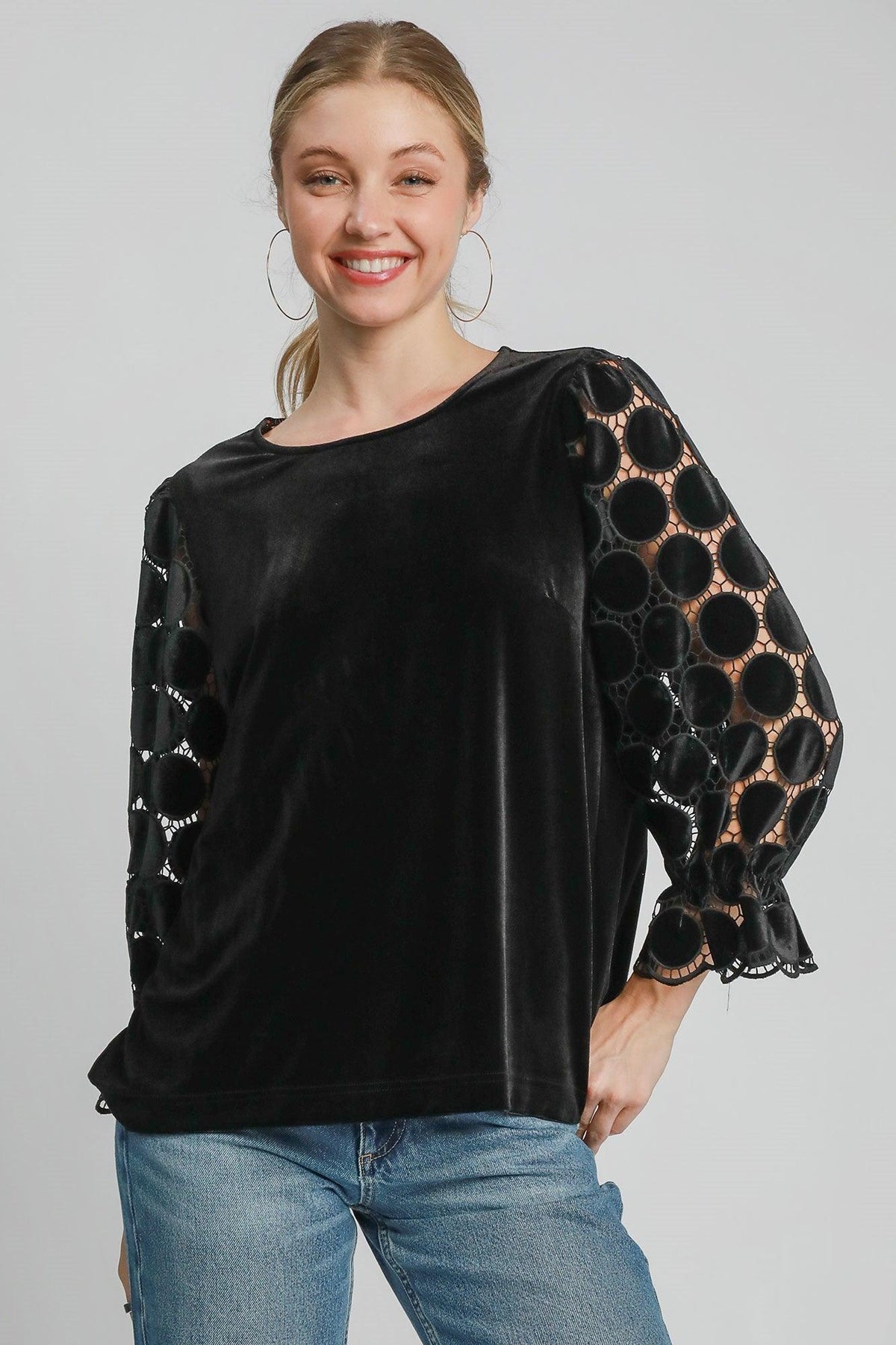 Blusa de cuello redondo y manga larga con encaje de lunares de Umgee