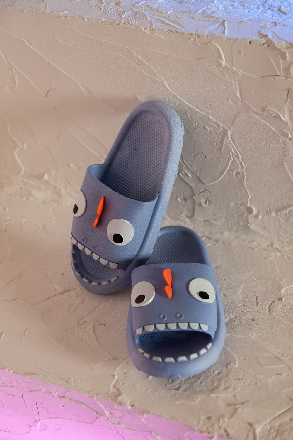 Pantuflas antideslizantes con diseño de nube y almohada de monstruo NOOK JOI