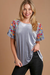 Blusa de manga corta con bordado de terciopelo Umgee