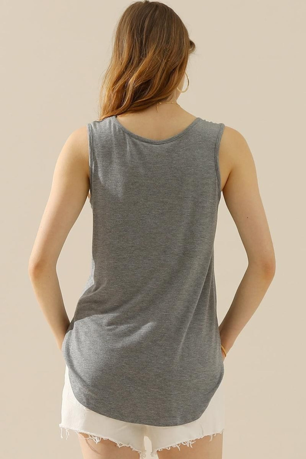 Camiseta sin mangas con dobladillo curvado y cuello en V de tamaño completo Ninexis