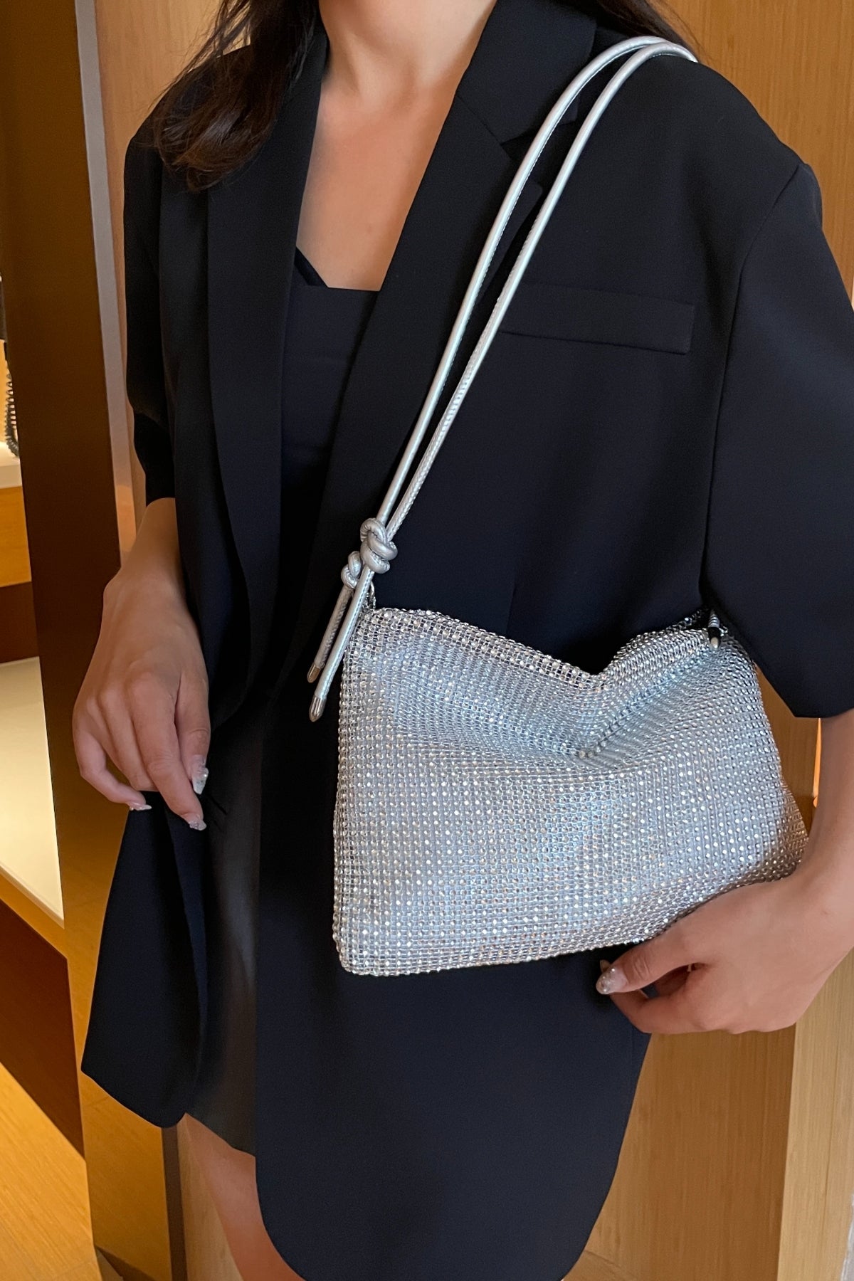 Bolso bandolera con correa anudada y diamantes de imitación