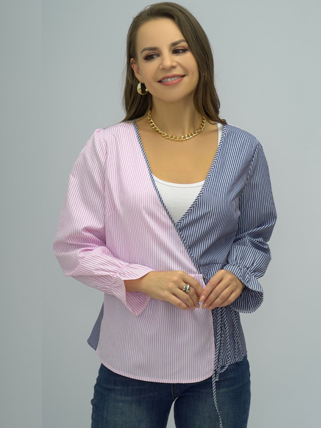 Blusa de manga larga a rayas con cuello cruzado brillante