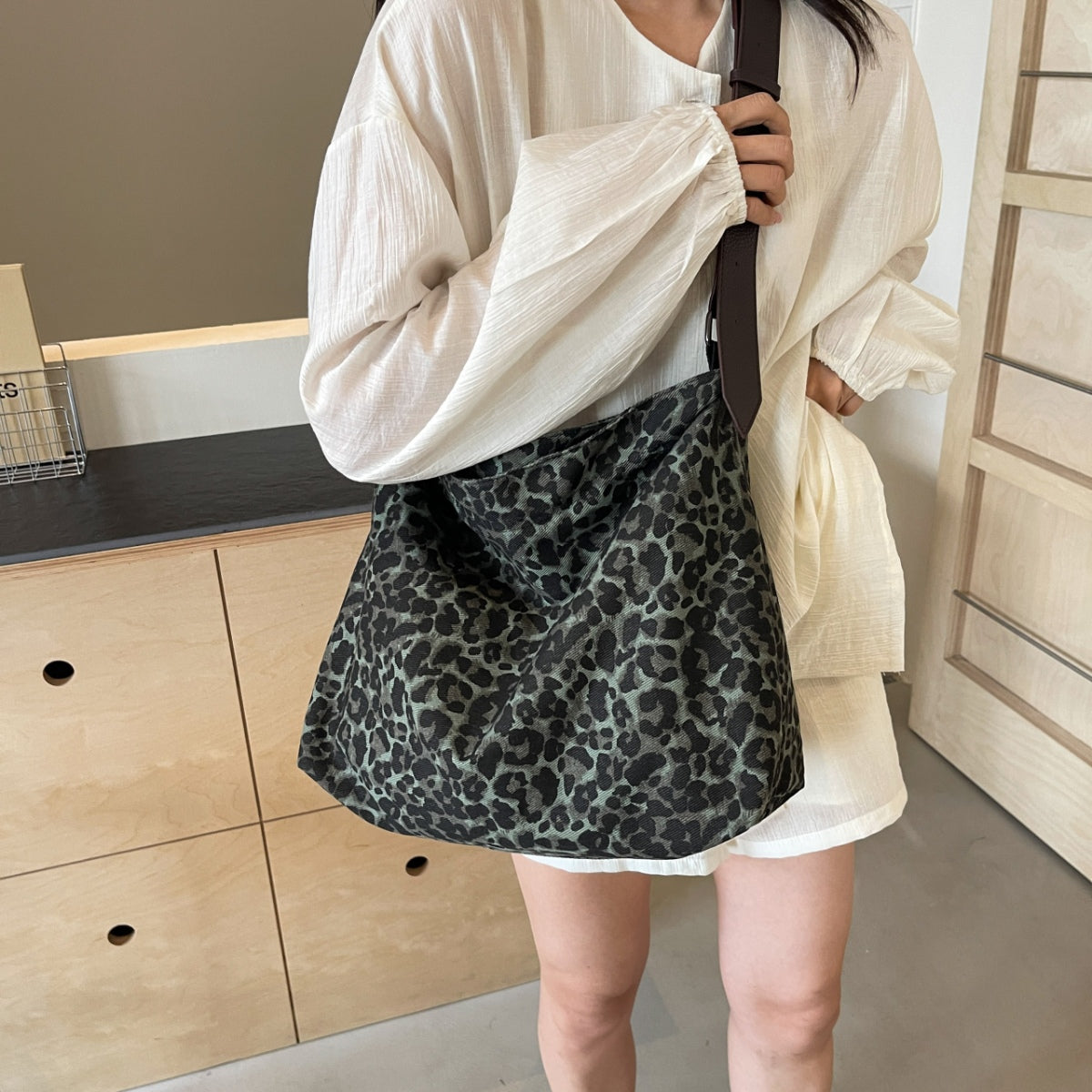 Bolso de mano con correa ajustable y estampado de leopardo