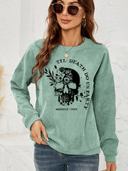 Sudadera con hombros caídos y estampado de calavera