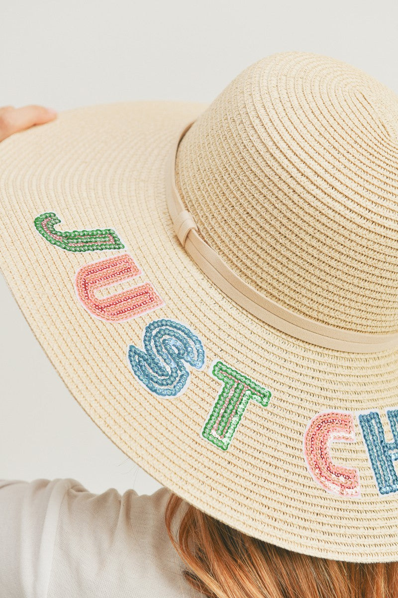 Sombrero de paja de ala ancha con gráfico de letra y lentejuelas de Fame