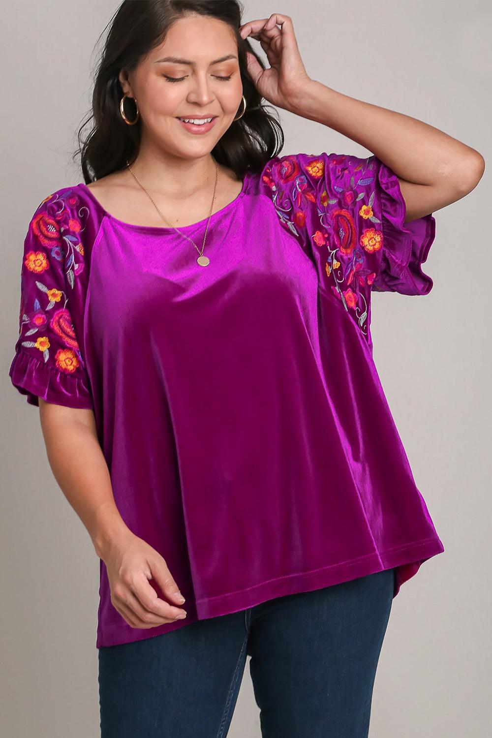 Blusa de manga corta con bordado de terciopelo de tamaño completo de Umgee