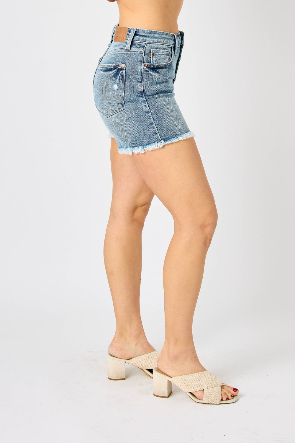 Pantalones cortos de mezclilla con dobladillo sin rematar y bragueta con botones de tamaño completo en azul Judy