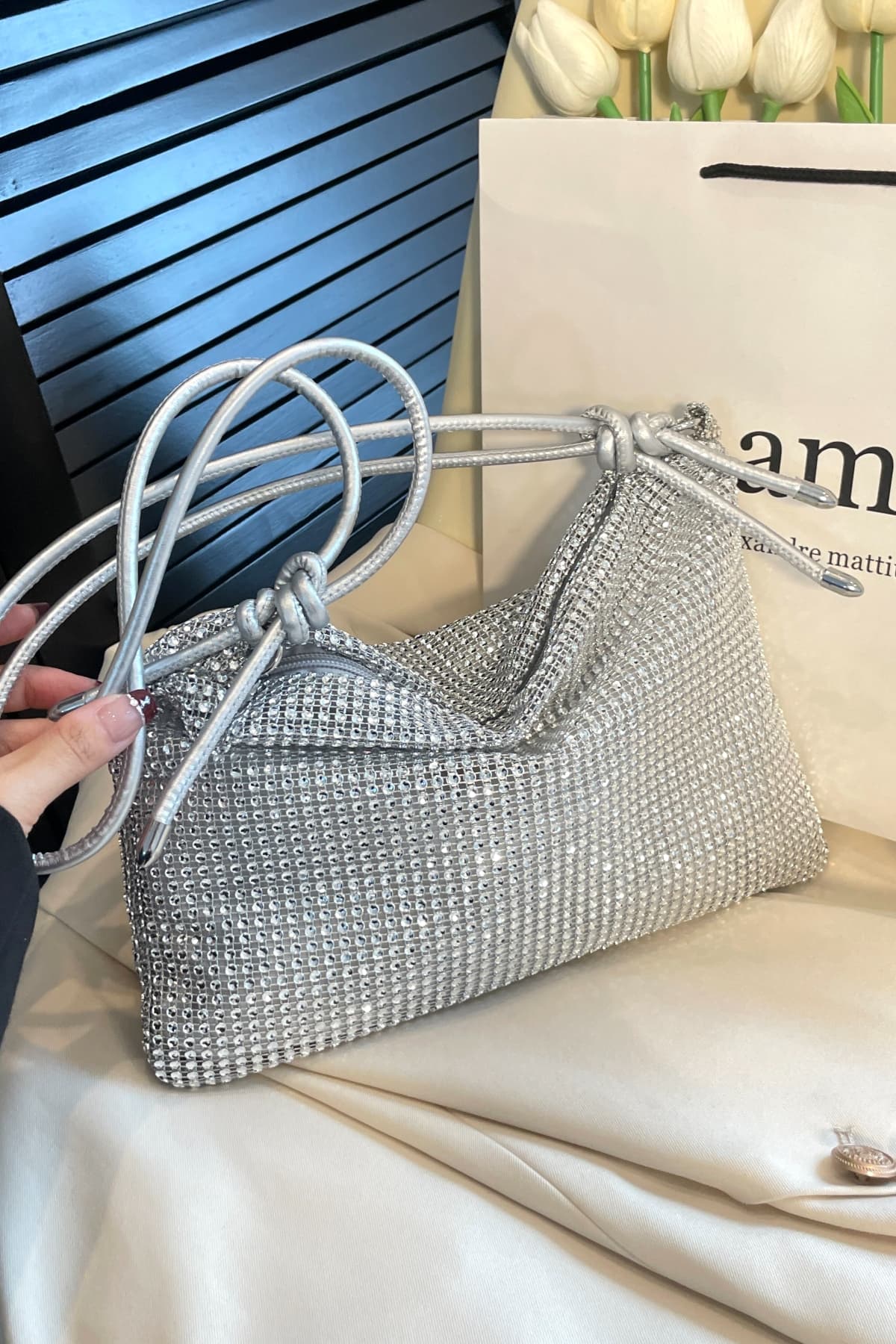 Bolso bandolera con correa anudada y diamantes de imitación